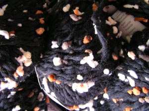 schwarze Wolle mit braunen und weißen Tupfen