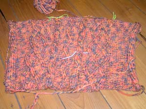 Zopfmuster in orangerosagraumelierter Wolle