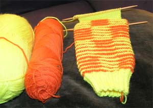gemusterter Sockenanfang in gelb und orange