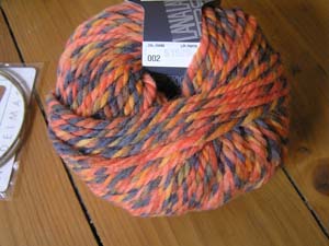 orange-grau-braun gemusterte Wolle