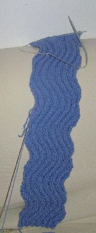 drittelfertiger Schal mit Wellenmuster in himmelblau
