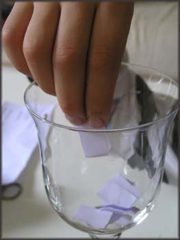 glas mit zetteln und hand
