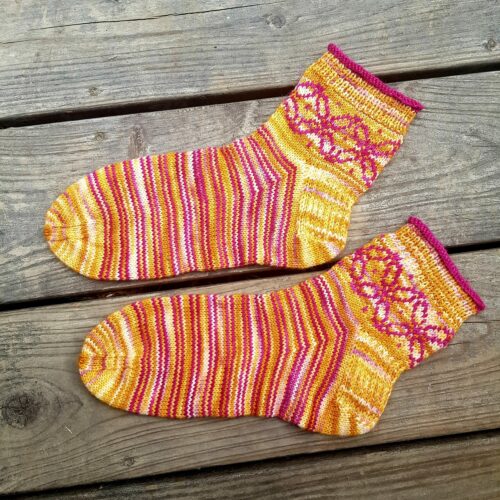 kurze Socken mit Einstrickmuster und Ringeln in gelb und pink