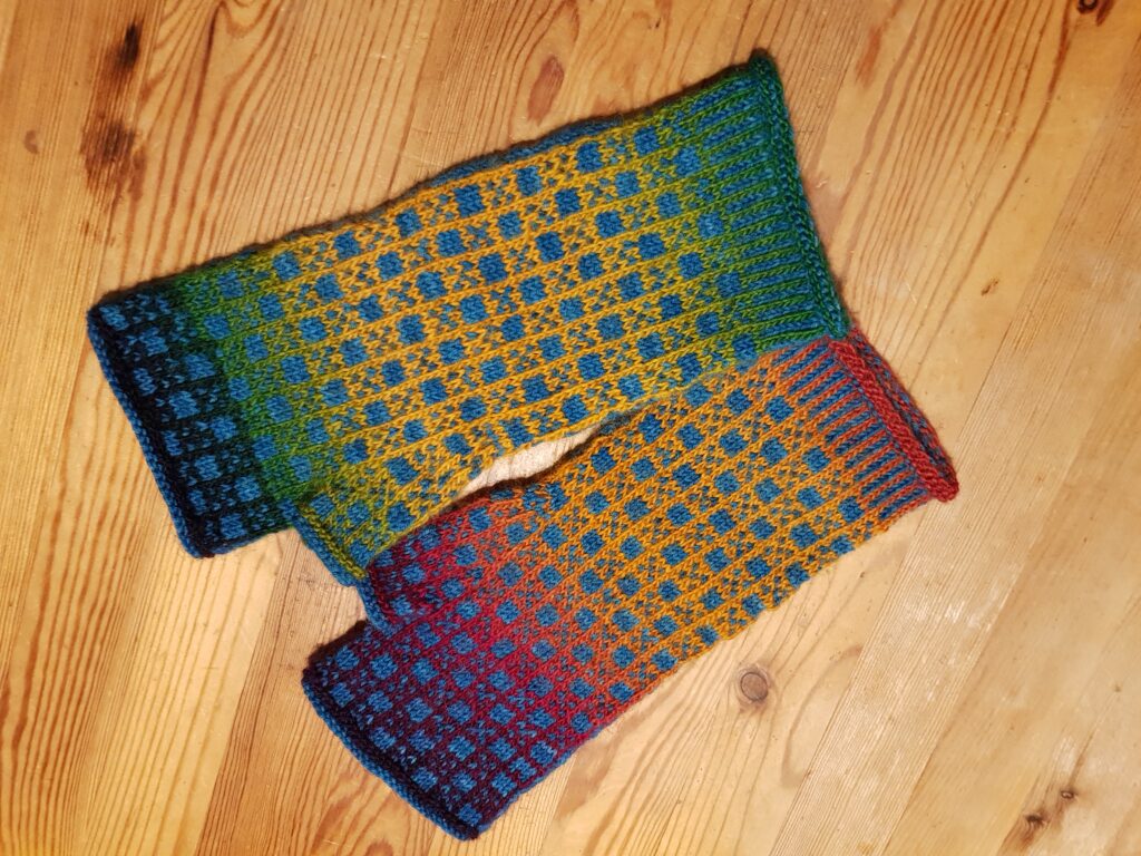 bunte Handstulpen mit Einstrickmuster Innenseite