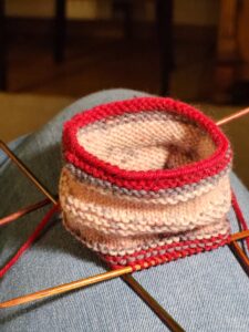 Rotweissgrüner Anfang einer Handstulpe