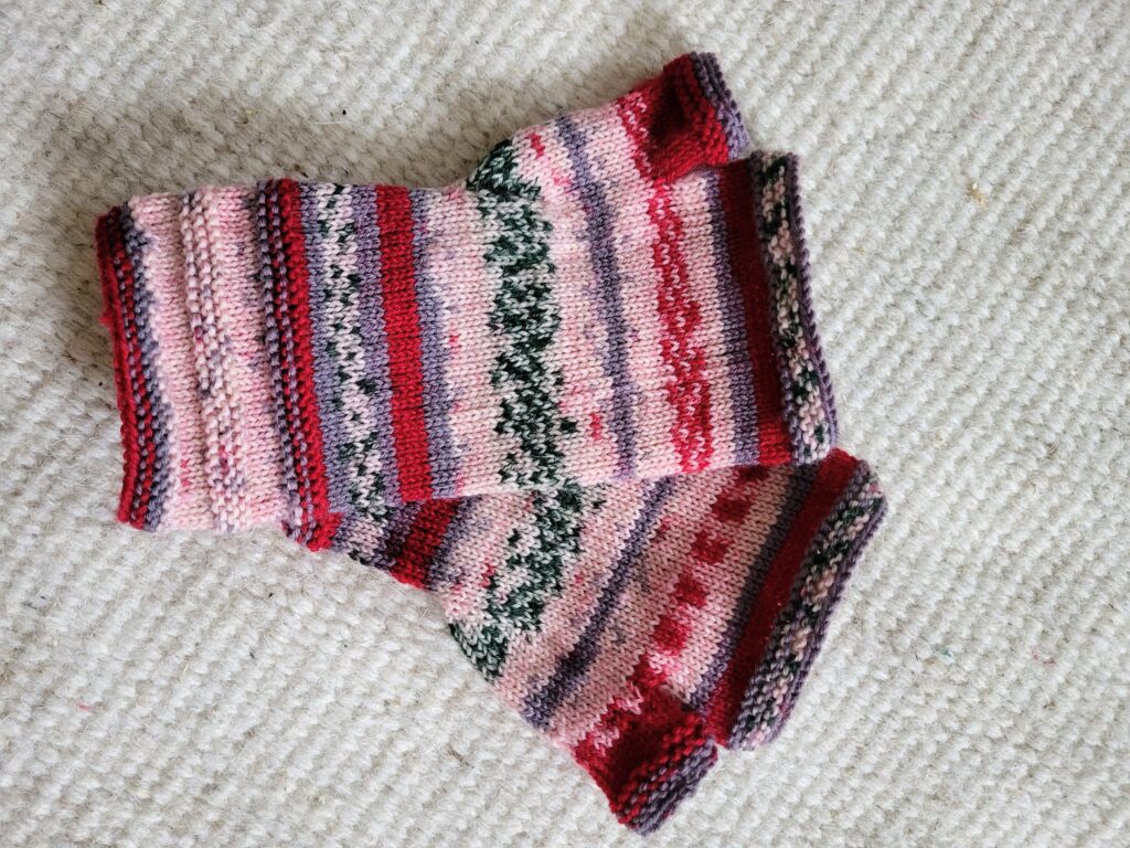 kleine Handstulpen in weihnachtlichem Muster