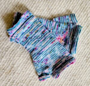 blaubuntgemusterte handgestrickte Handstulpen
