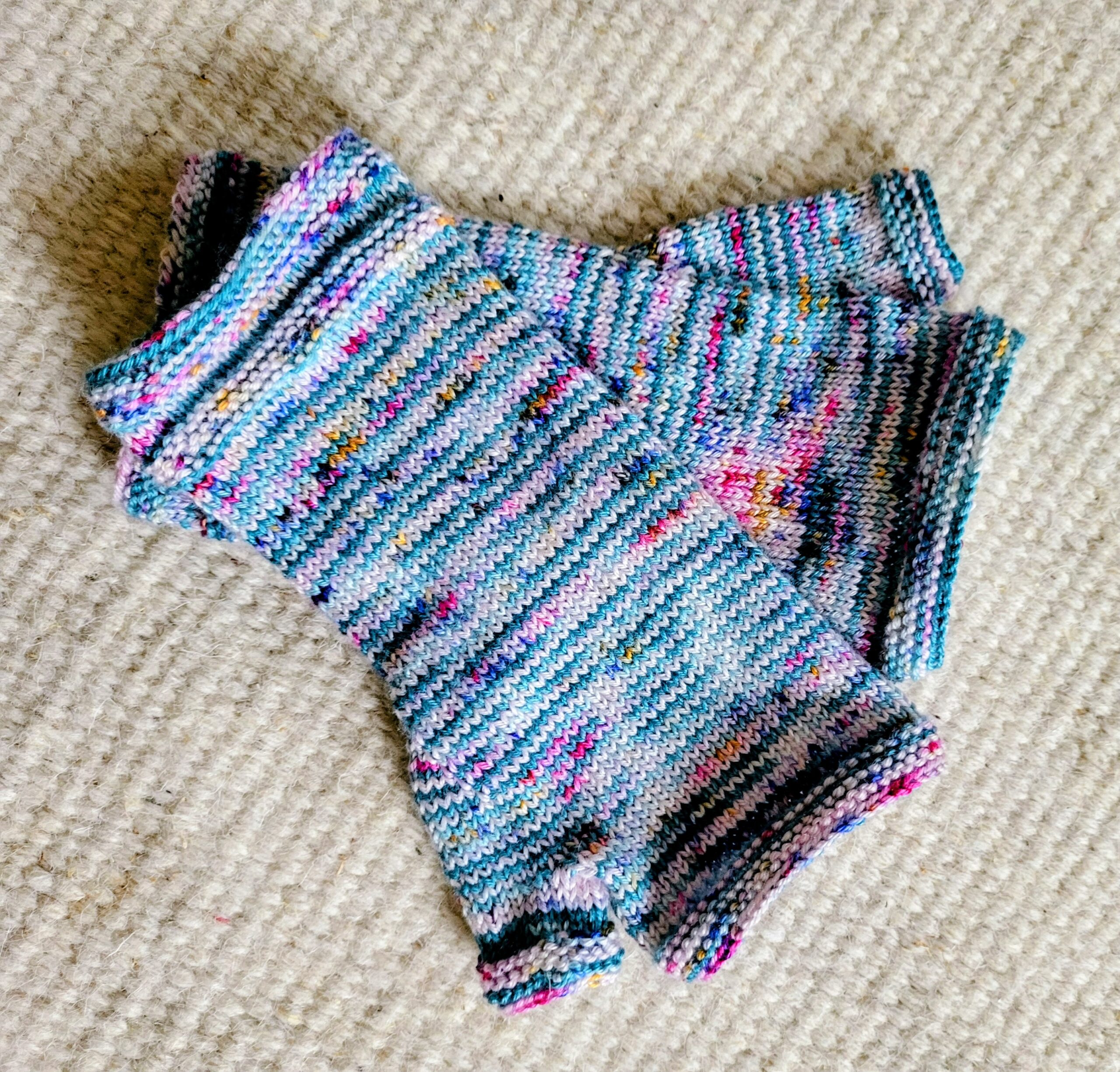blaubuntgemusterte handgestrickte Handstulpen