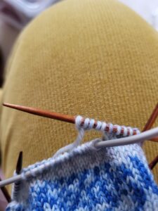 Neu angeschlagene Maschen nach Stillegung des Daumenzwickels